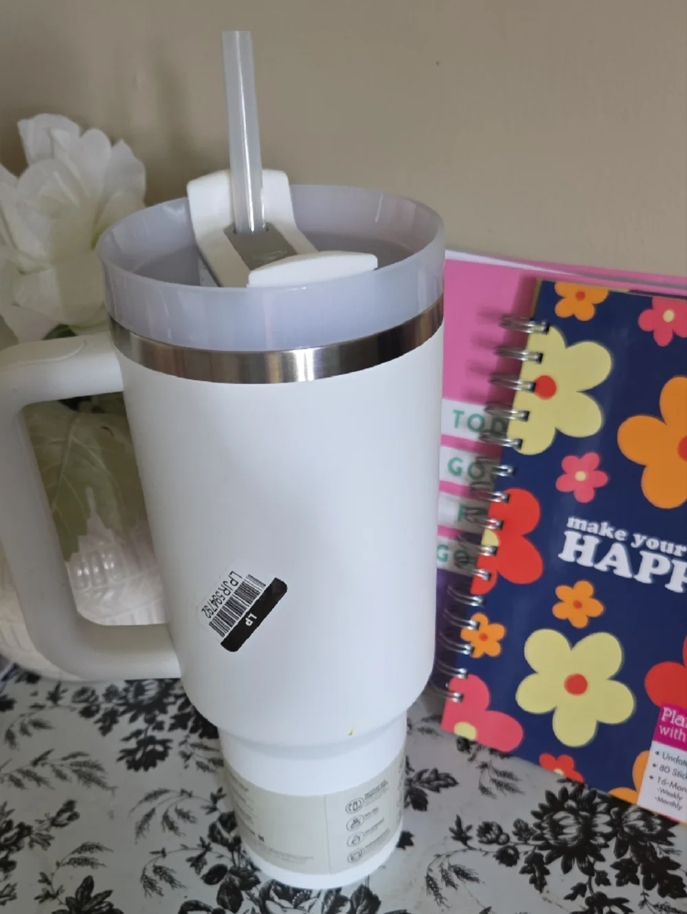 Stanley White Quencher Tumbler with Handle and Straw. - Picture 4 of 4